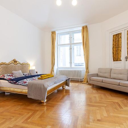 Royal Apartment By Charles Bridge View Of Saint Nicholas Church Prag Eksteriør billede