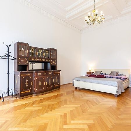 Royal Apartment By Charles Bridge View Of Saint Nicholas Church Prag Eksteriør billede