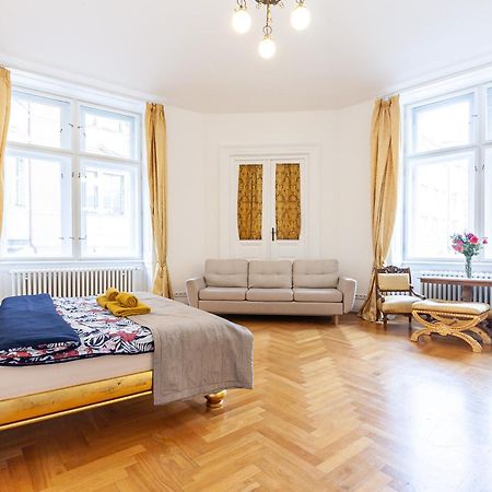 Royal Apartment By Charles Bridge View Of Saint Nicholas Church Prag Eksteriør billede