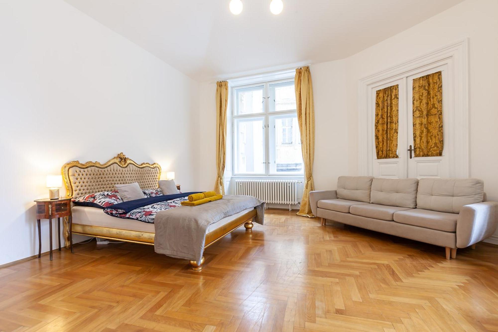 Royal Apartment By Charles Bridge View Of Saint Nicholas Church Prag Eksteriør billede