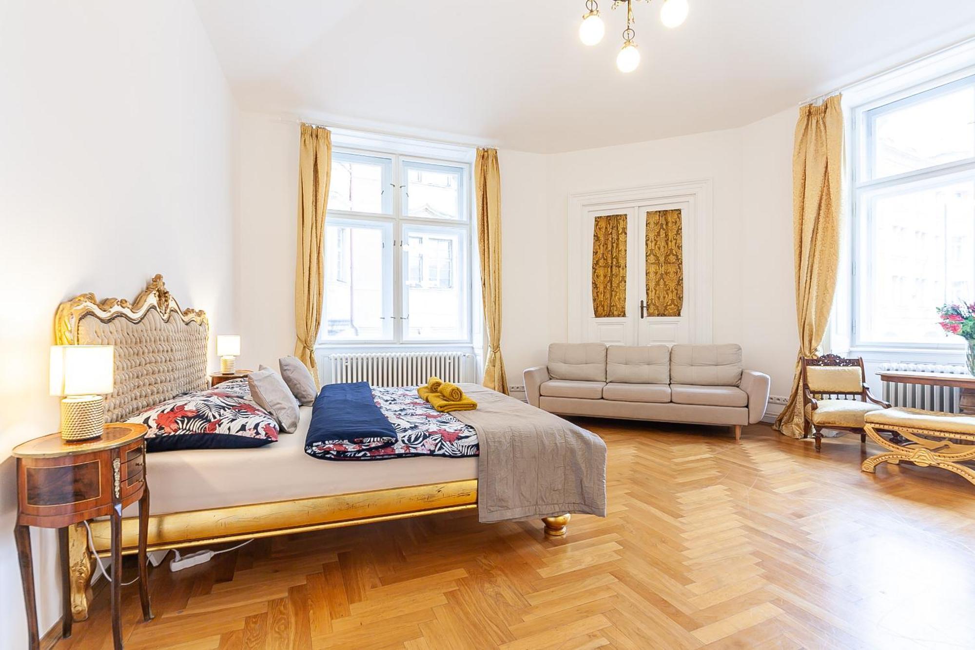 Royal Apartment By Charles Bridge View Of Saint Nicholas Church Prag Eksteriør billede
