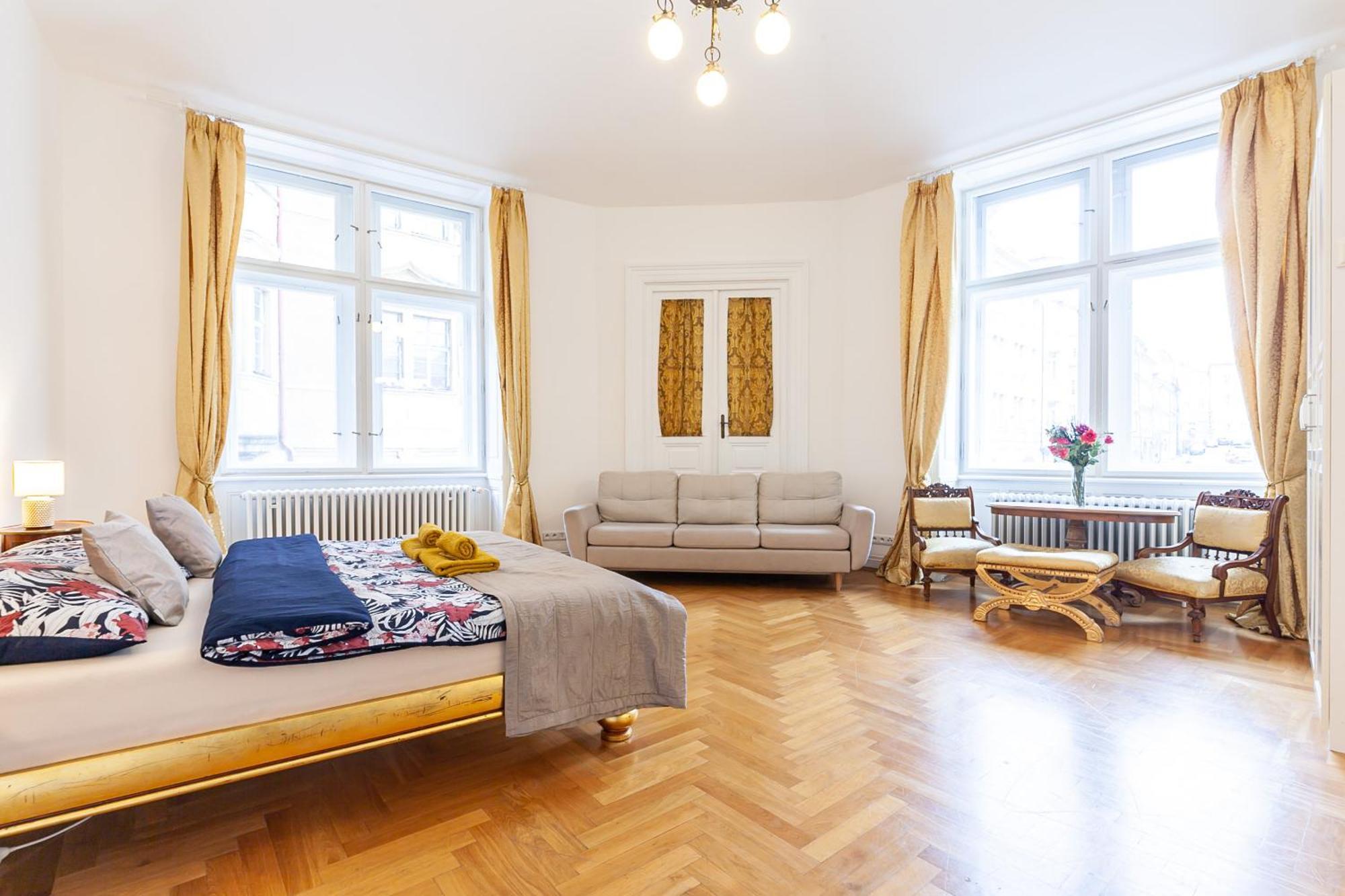 Royal Apartment By Charles Bridge View Of Saint Nicholas Church Prag Eksteriør billede