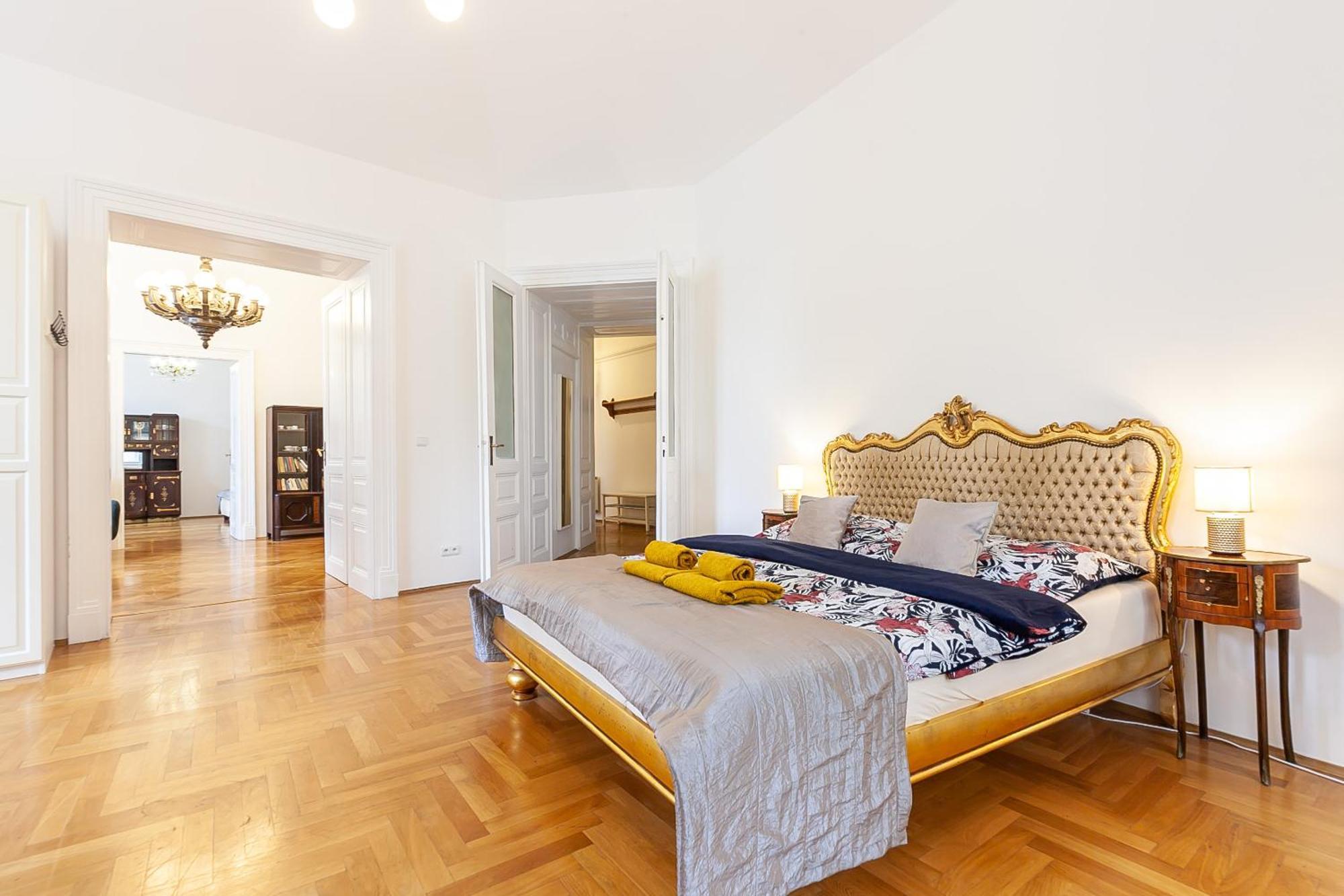 Royal Apartment By Charles Bridge View Of Saint Nicholas Church Prag Eksteriør billede