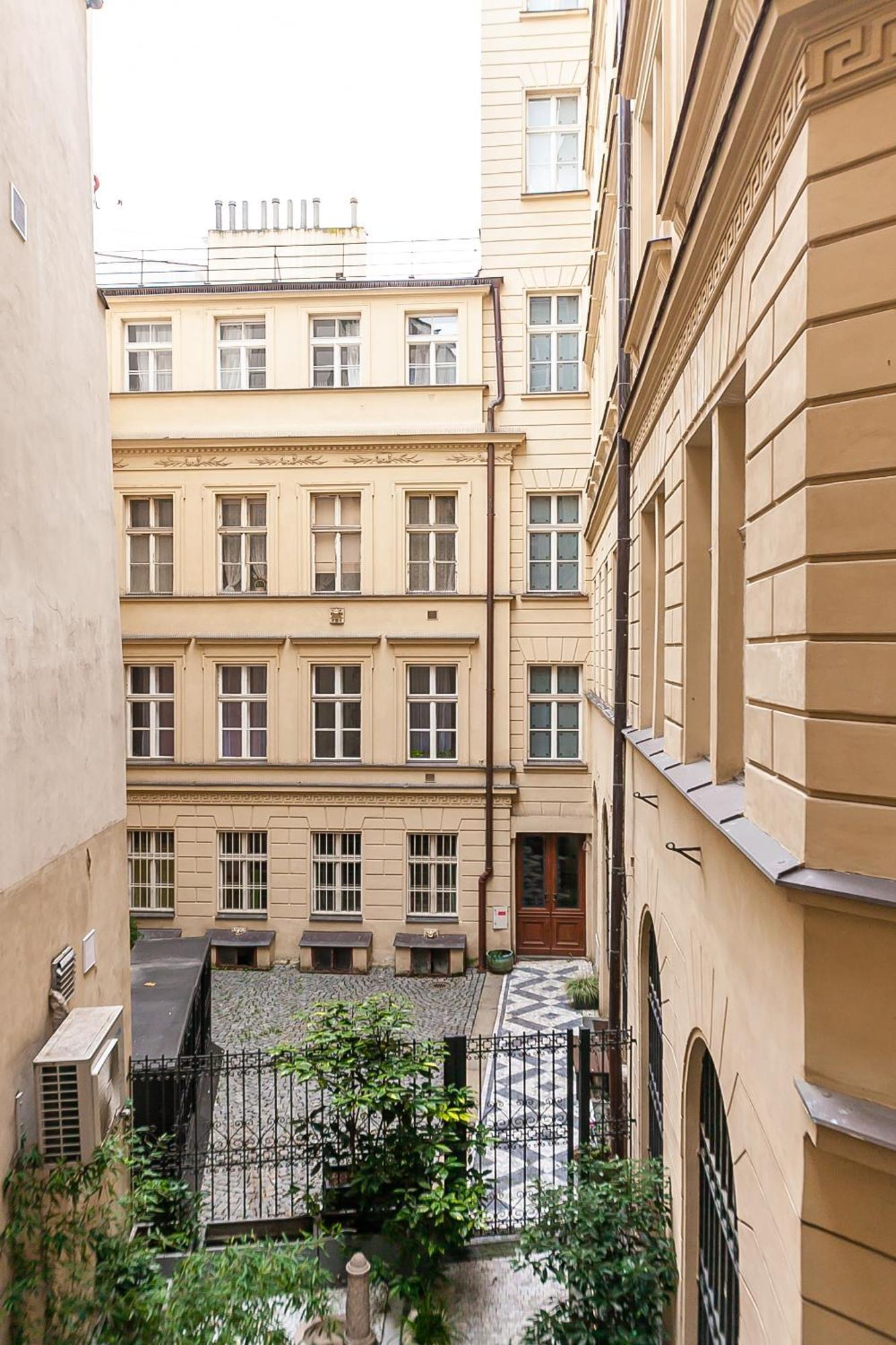 Royal Apartment By Charles Bridge View Of Saint Nicholas Church Prag Eksteriør billede