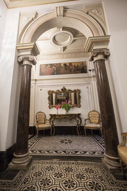 Royal Apartment By Charles Bridge View Of Saint Nicholas Church Prag Værelse billede