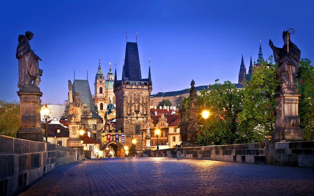 Royal Apartment By Charles Bridge View Of Saint Nicholas Church Prag Værelse billede